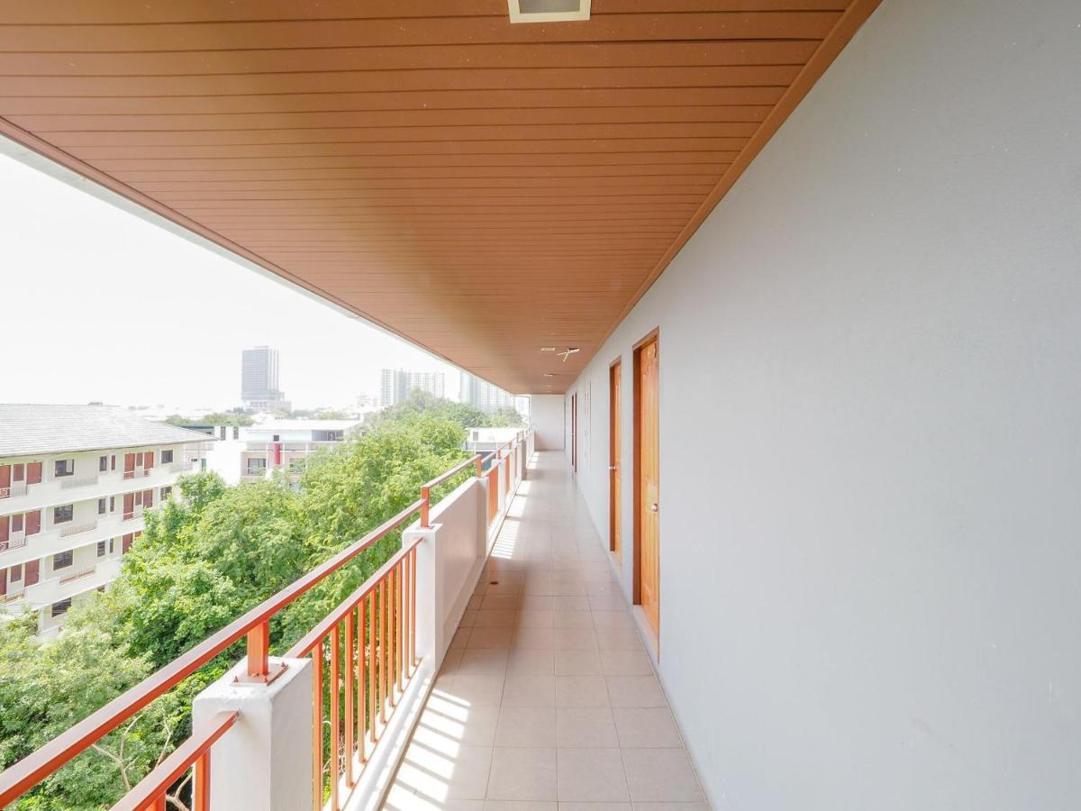 Oyo 75367 Ud Pattaya Hotel Банг Ламунг Екстериор снимка