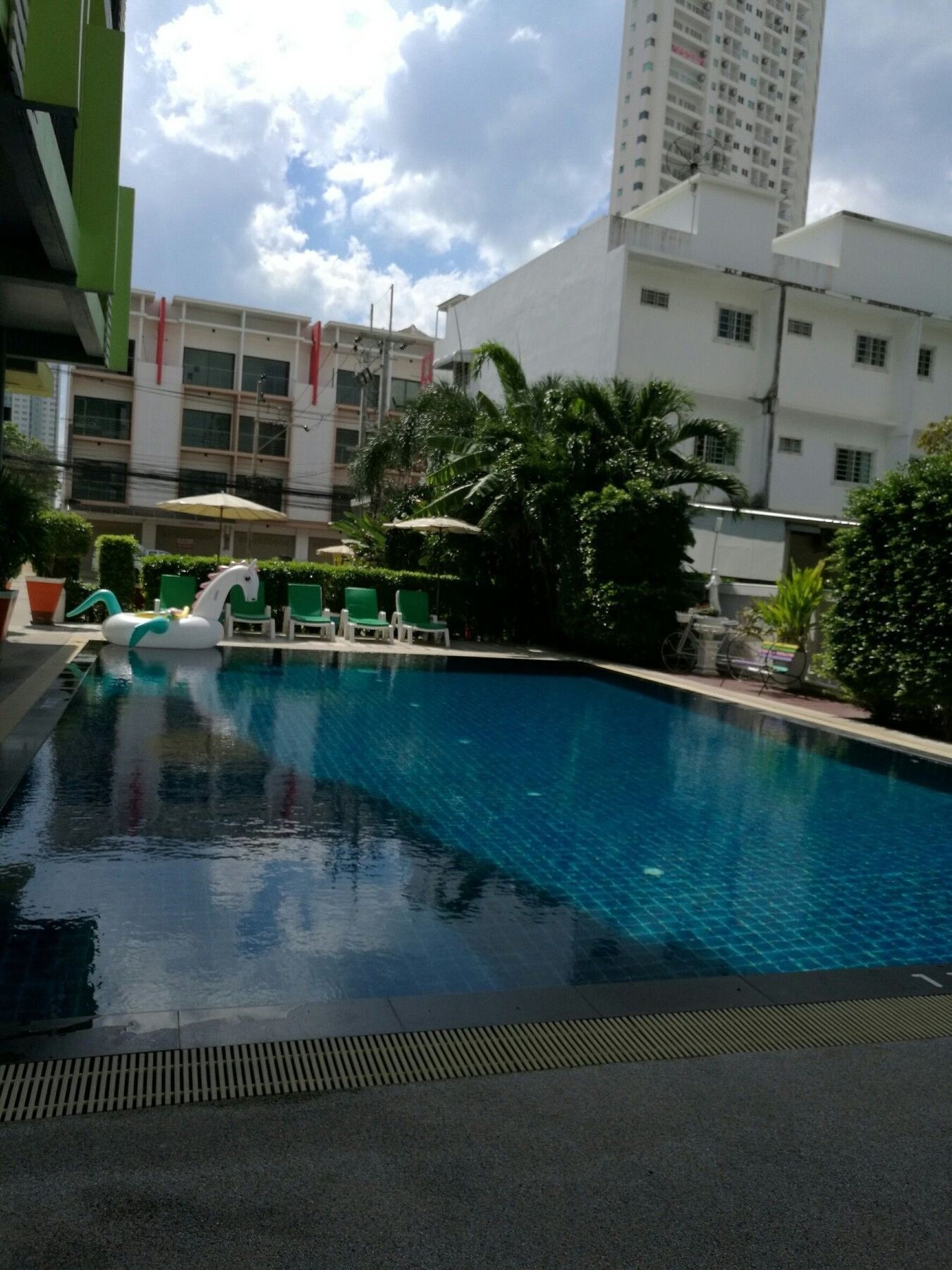 Oyo 75367 Ud Pattaya Hotel Банг Ламунг Екстериор снимка